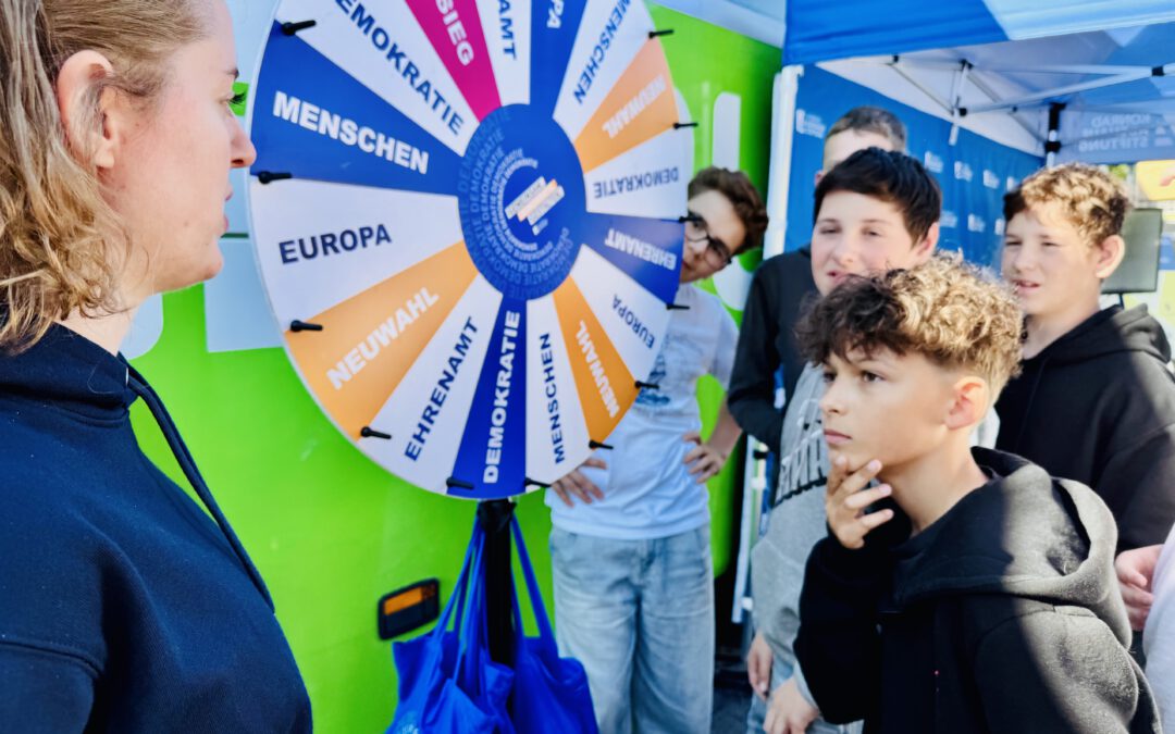 Demokratie hautnah: Bus macht Station an der AFS